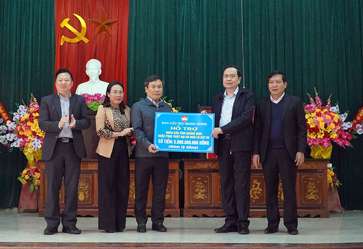 Đồng chí Chủ tịch Ủy ban Trung ương MTTQVN thăm và tặng quà tại huyện Lệ Thủy