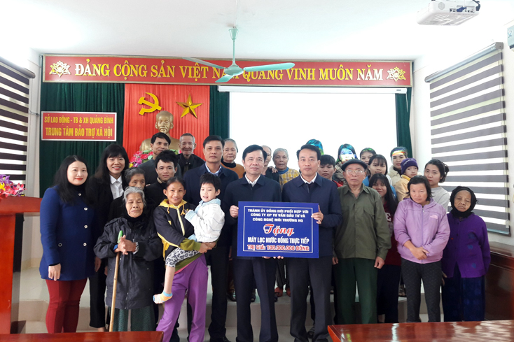 Trao máy lọc nước cho Trung tâm Bảo trợ xã hội tỉnh