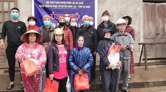 Trao 300 suất quà cho người dân vùng lũ