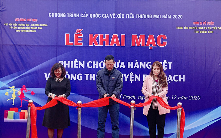 Khai mạc phiên chợ đưa hàng Việt về nông thôn huyện Bố Trạch