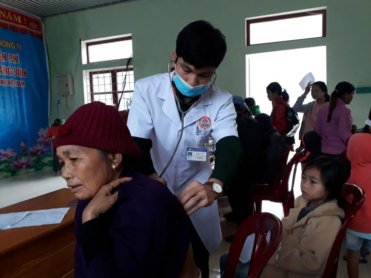 Khám, cấp thuốc miễn phí và tặng quà cho bà con bản Khe Giữa