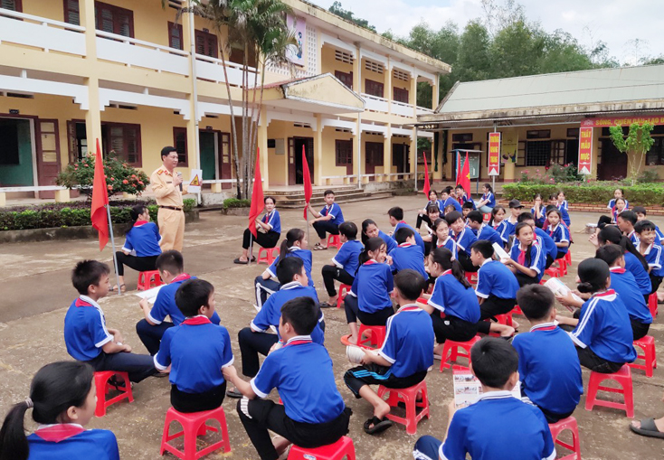 Tuyên truyền ATGT đường sắt tại địa bàn dân cư và trường học