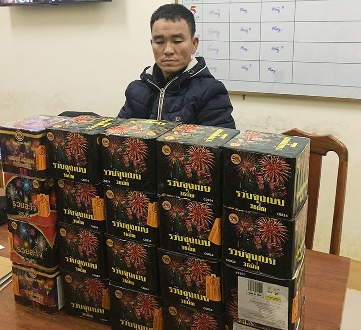 Bị bắt khi đang vận chuyển trái phép 27kg pháo hoa nổ
