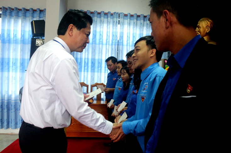 Bế giảng lớp bồi dưỡng nghiệp vụ cho cán bộ Đoàn các cấp và lãnh đạo cấp xã