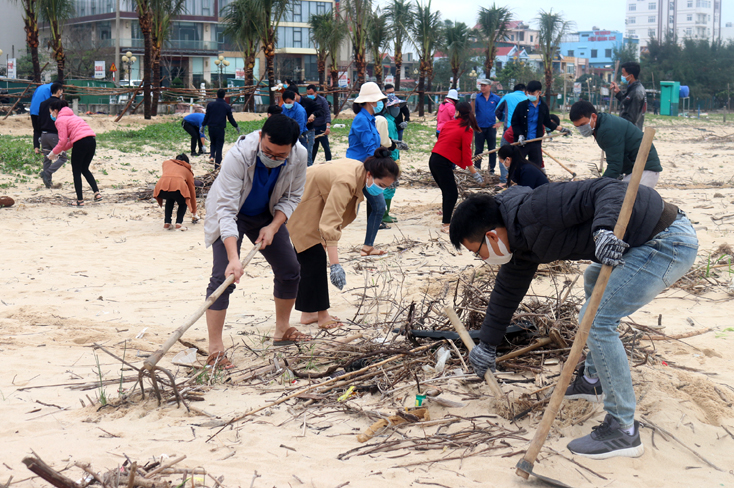 Hơn 20 tấn rác thải được thu gom trong lễ ra quân vệ sinh môi trường