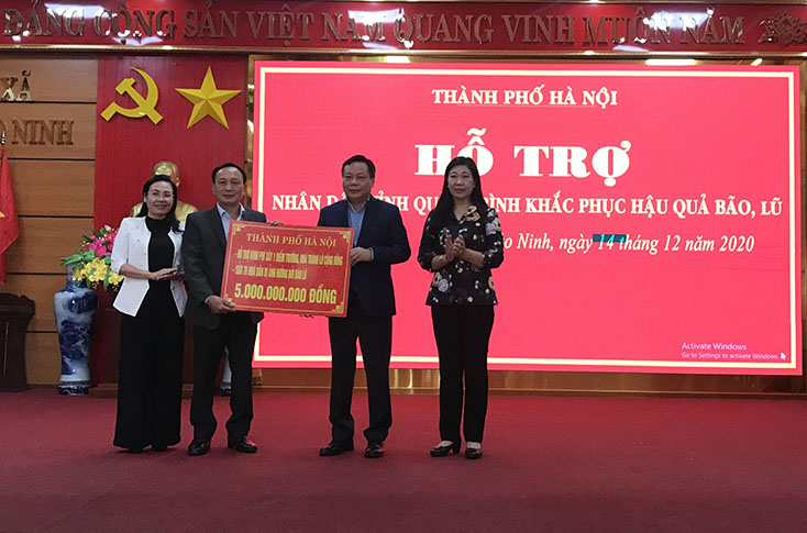 Đoàn công tác của TP. Hà Nội thăm và trao hỗ trợ khắc phục hậu quả thiên tai tại Quảng Bình