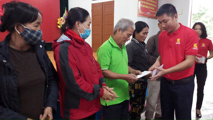 Trao 250 triệu đồng cho bà con vùng lũ