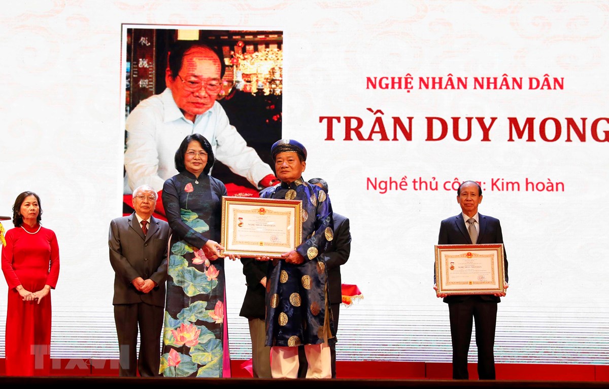 77 cá nhân được tặng danh hiệu "Nghệ nhân Nhân dân," "Nghệ nhân Ưu tú"
