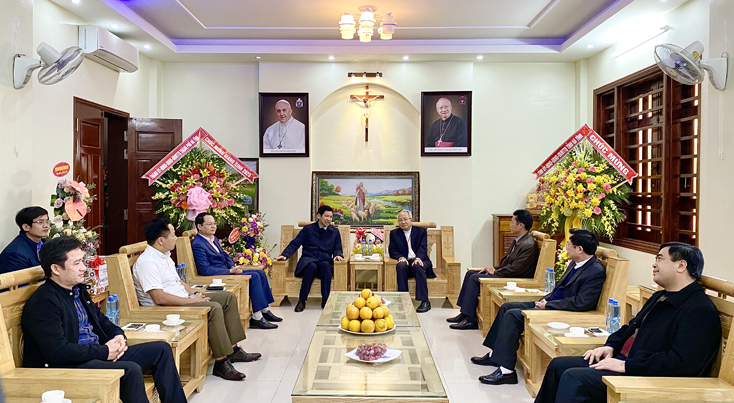 Lãnh đạo tỉnh thăm, tặng quà Tòa Giám mục Giáo phận Hà Tĩnh