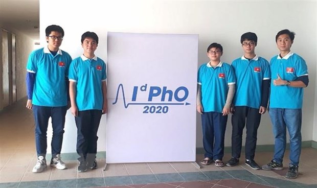 Năm học sinh tham dự Olympic Vật lý quốc tế 2020 đều giành huy chương