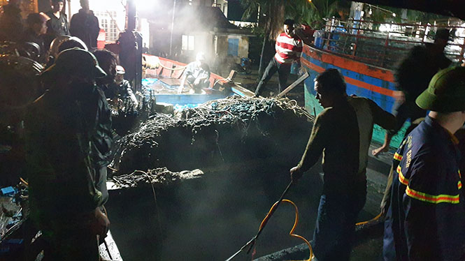 Một tàu cá bị thiêu rụi trong đêm