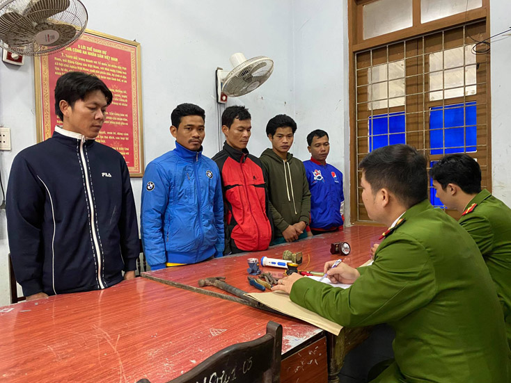 Bắt 5 đối tượng phá hoại tài sản của người đang làm nhiệm vụ