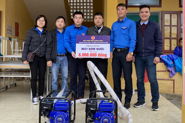 Trao quà hỗ trợ học sinh xã Thạch Hóa
