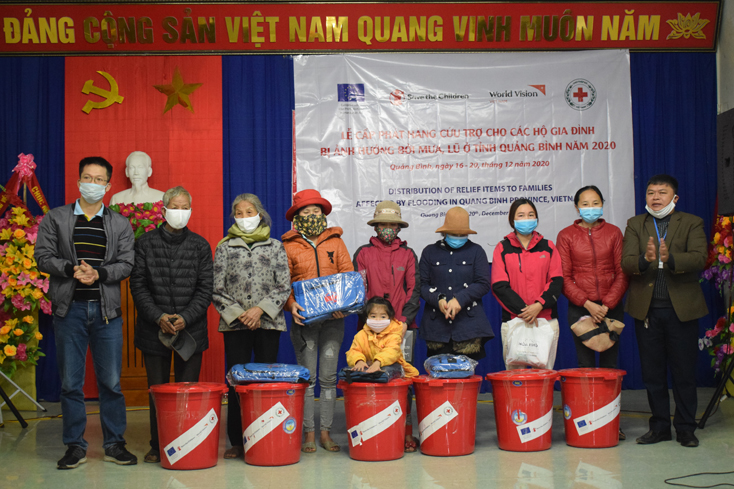 Triển khai cấp phát hàng hóa cứu trợ người dân vùng lũ