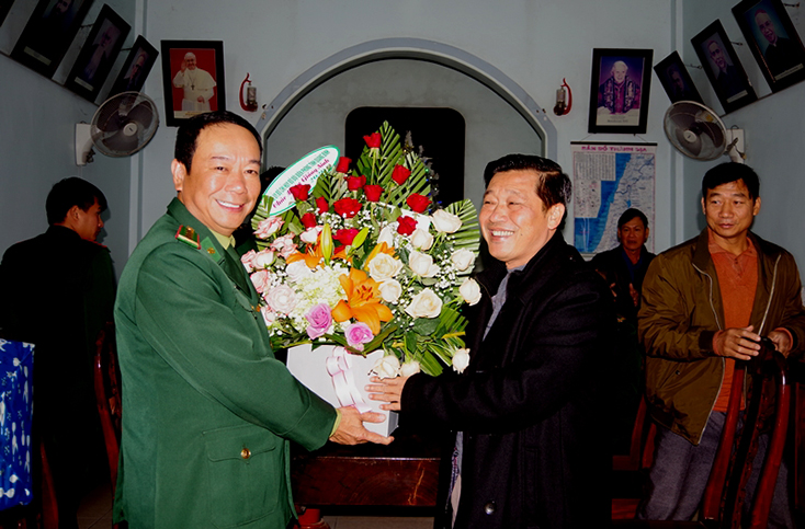 Bộ đội Biên phòng Quảng Bình thăm, tặng quà các giáo xứ nhân dịp lễ Giáng sinh