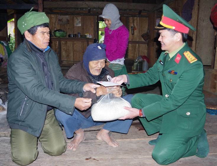 Tặng quà, khám bệnh và cấp phát thuốc miễn phí cho bà con dân tộc Chứt