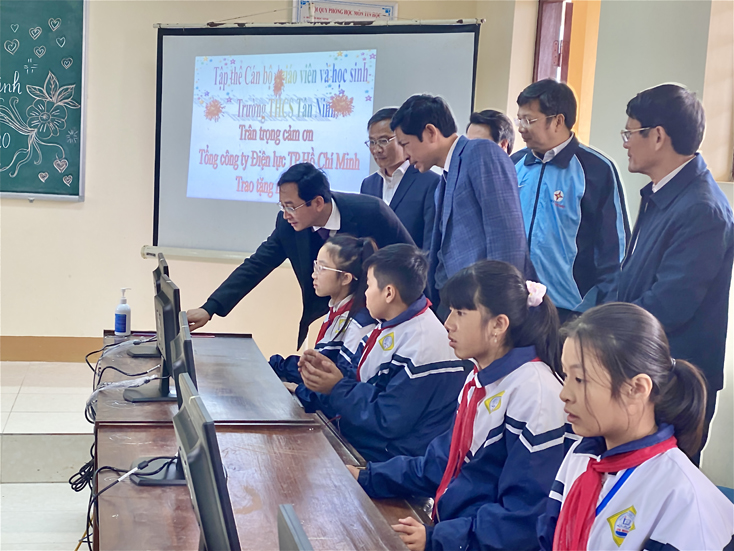 Trao tặng 100 bộ máy tính cho các trường học tại Quảng Bình