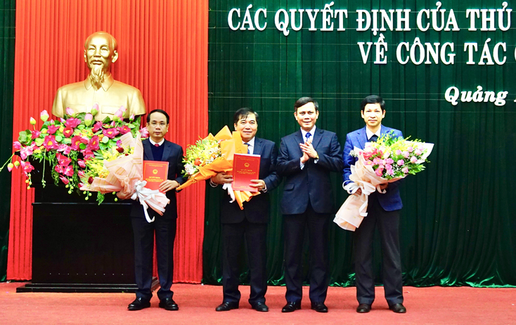 UBND tỉnh: Công bố các quyết định về công tác cán bộ