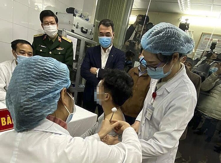 Tiếp tục tiêm thử nghiệm vắc xin Nano Covax cho 17 người tình nguyện