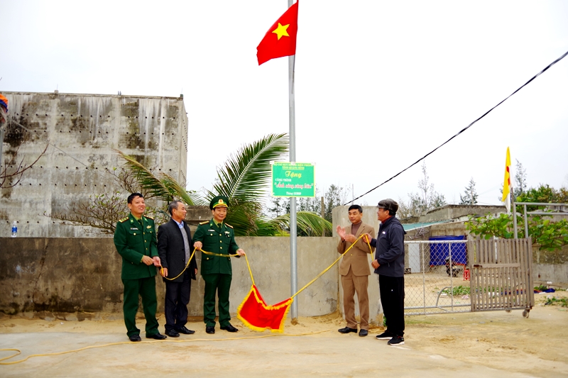 Khánh thành và bàn giao công trình "Ánh sáng vùng biên"