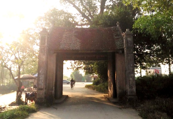 Từ cổng làng đến cổng đền thiêng