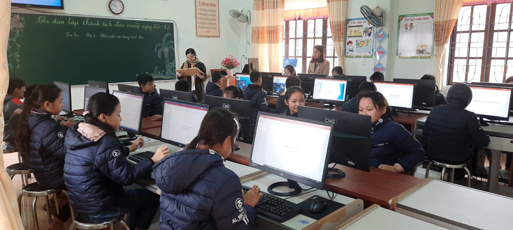 Trao tặng phòng học máy tính cho Trường tiểu học Xuân Ninh