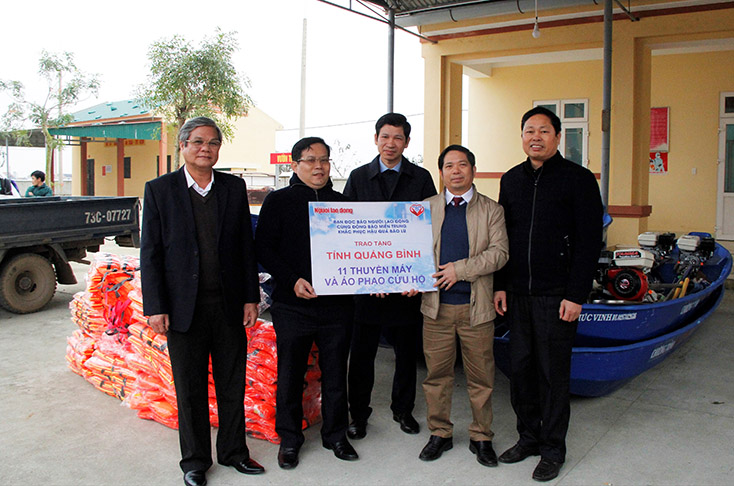 Trao thuyền máy, áo phao cho các địa phương vùng lũ