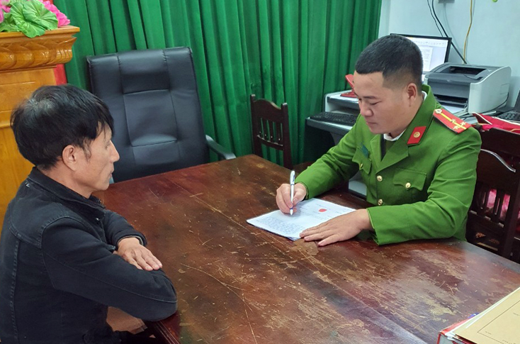 Hỏi mua thuốc lá rồi trộm cắp tài sản