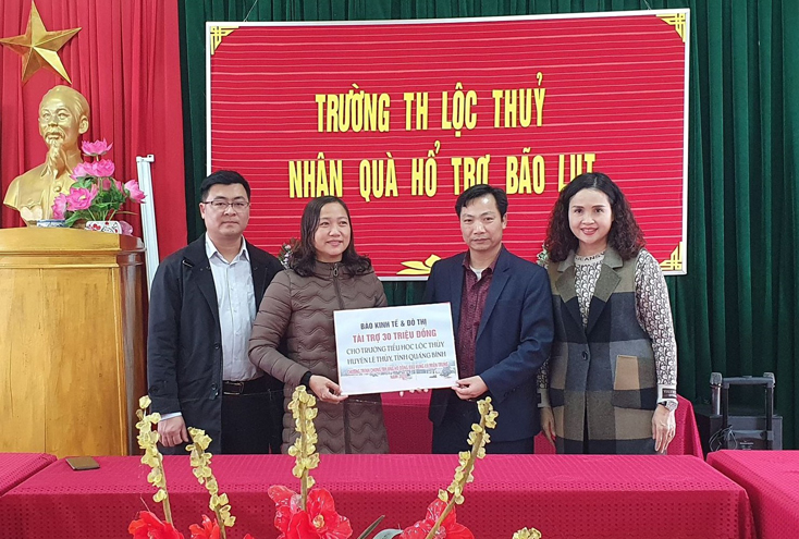 Bàn giao phòng máy tính và trao quà hỗ trợ cho các trường học vùng lũ