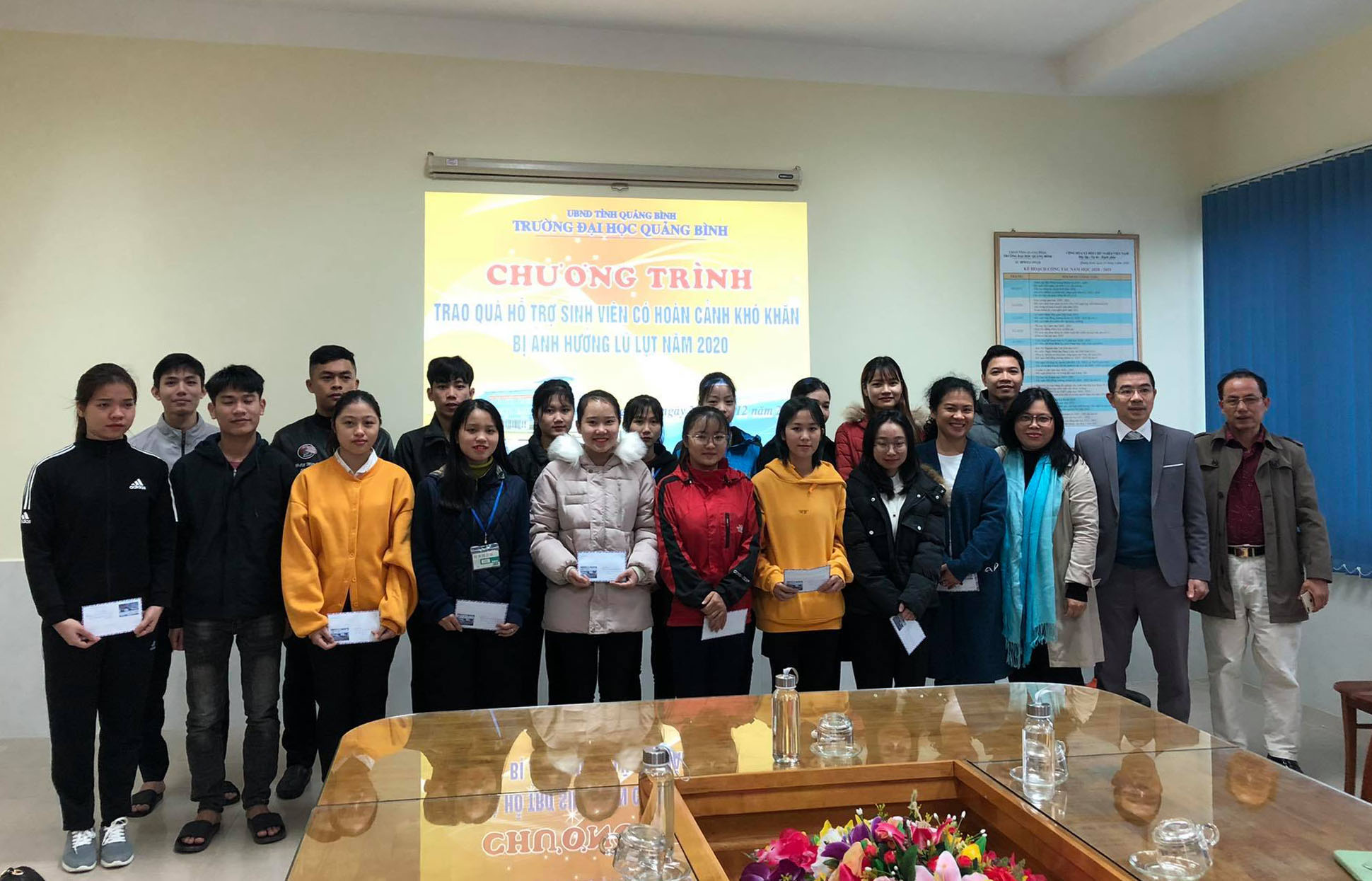 Trao tặng học bổng cho học sinh, sinh viên nghèo học giỏi