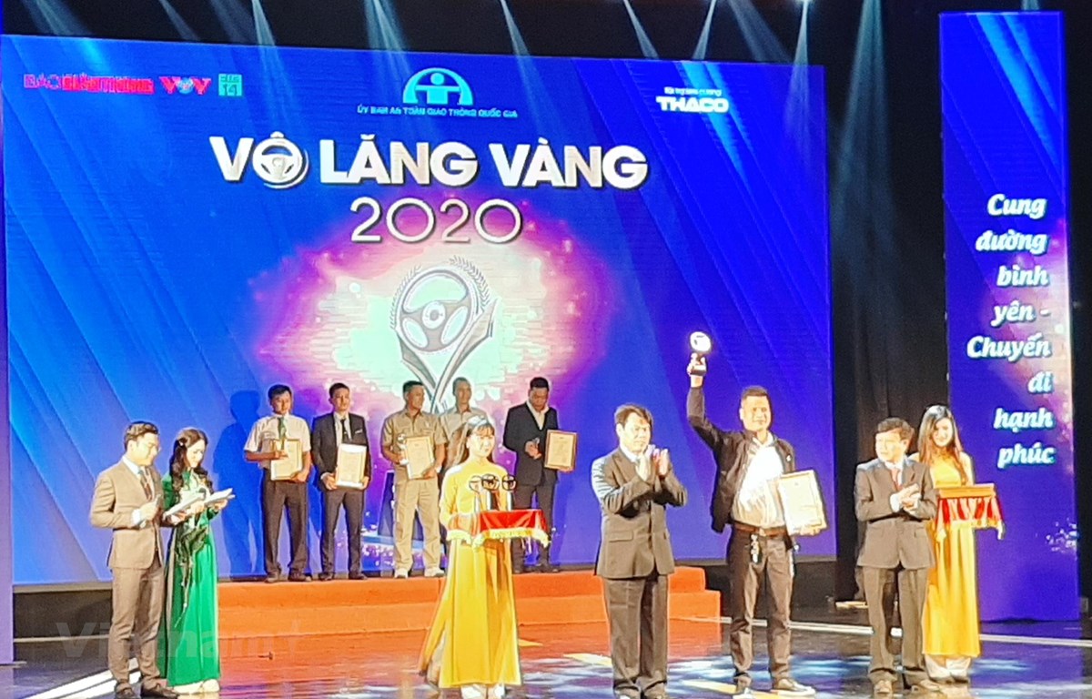 Trao tặng giải thưởng Vô lăng vàng cho 50 lái xe trên cả nước