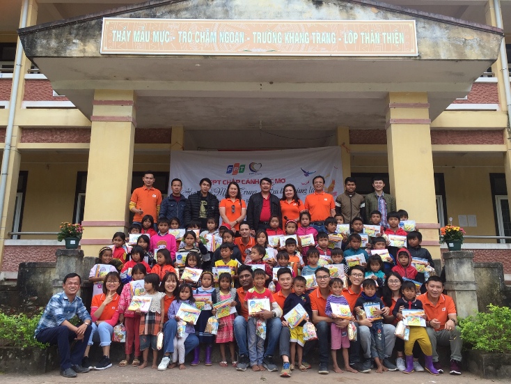 Sẻ chia khó khăn cùng người dân vùng lũ