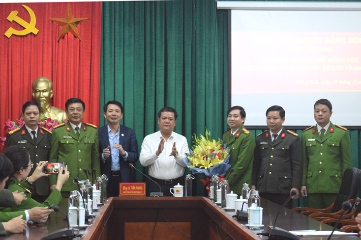 Khen thưởng Công an TP. Đồng Hới triệt phá thành công chuyên án lớn về ma túy