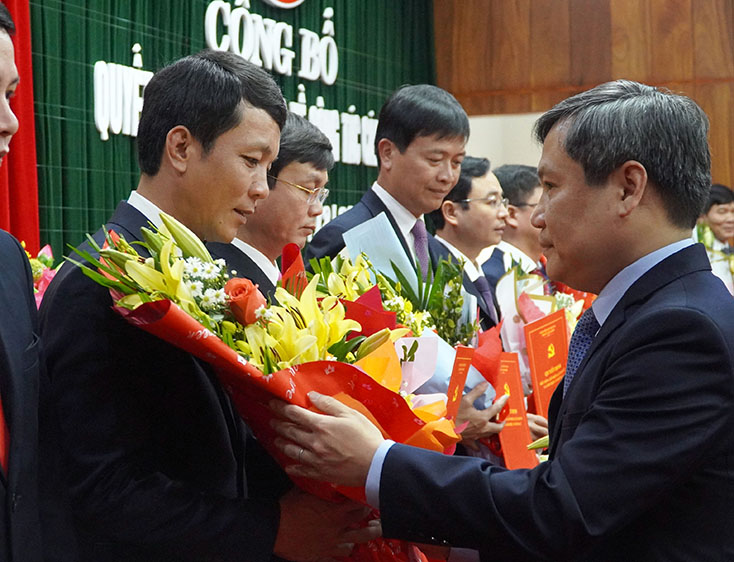 Công bố, trao các quyết định đối với cán bộ chủ chốt của tỉnh