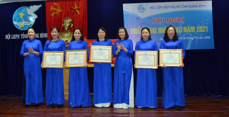 Đẩy mạnh phong trào thi đua "Phụ nữ tích cực học tập, lao động sáng tạo, xây dựng gia đình hạnh phúc"