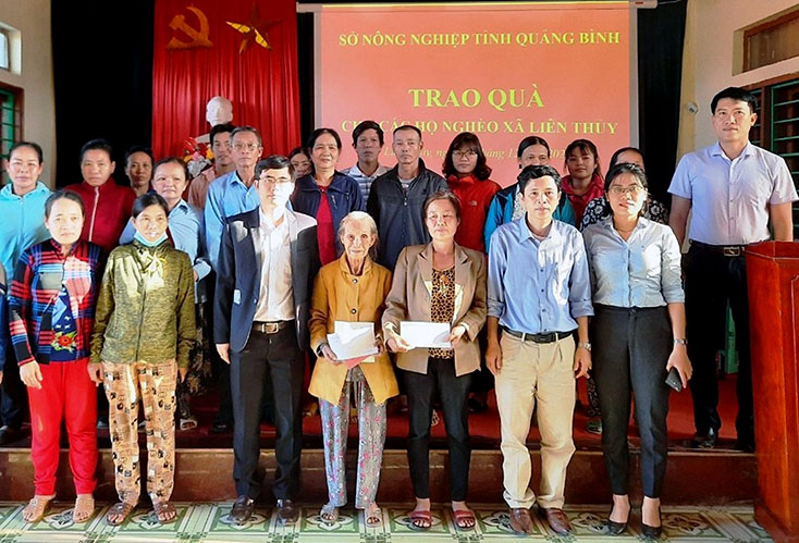 Trao 130 suất quà cho người dân vùng lũ