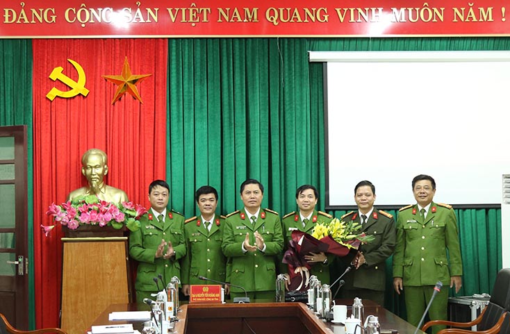 Thưởng nóng Ban chuyên án triệt phá vụ ma túy, thu giữ hơn 2.500 viên ma túy tổng hợp