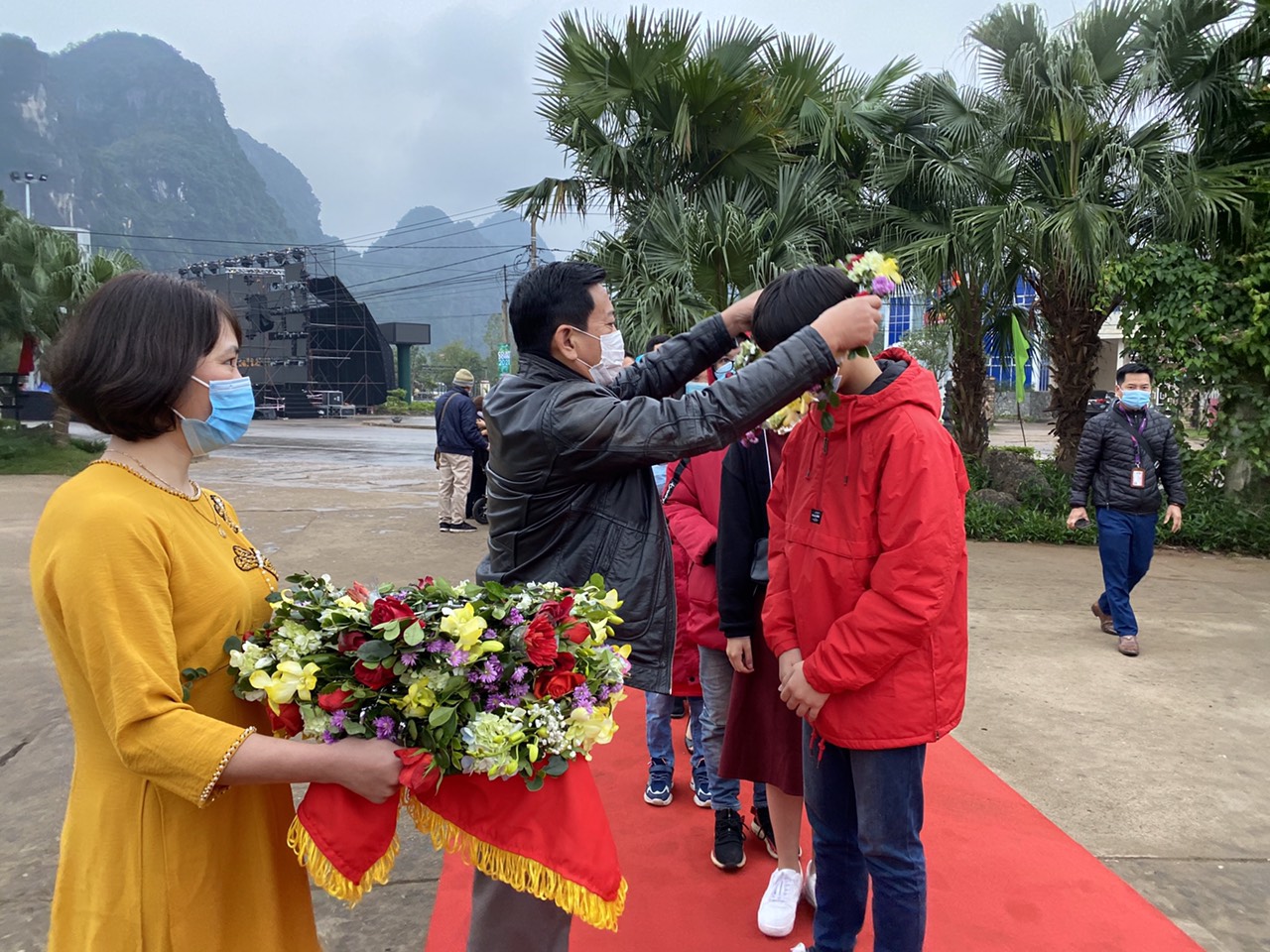 Đón đoàn khách "xông đất" Di sản Vườn Quốc gia Phong Nha-Kẻ Bàng