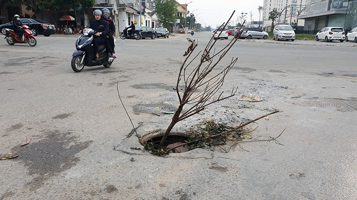 Hố cáp viễn thông sụt lún gây mất an toàn giao thông