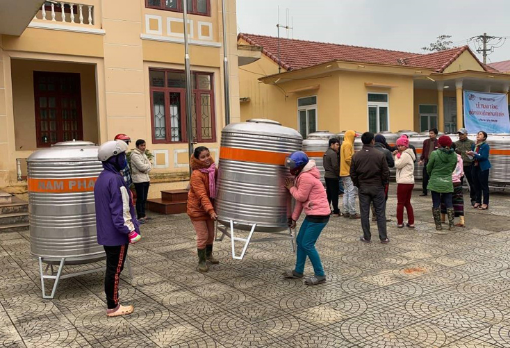 Trao quà cho bà con xã Ngân Thủy