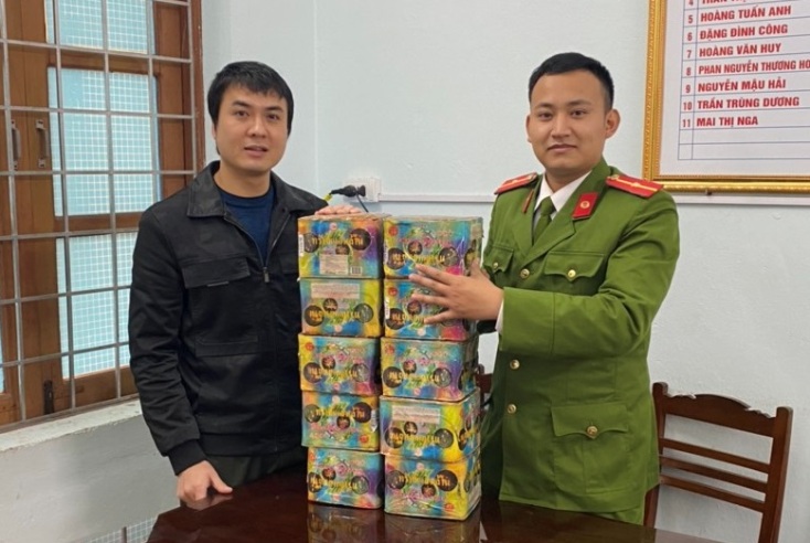Vận động người dân giao nộp hơn 20 kg pháo
