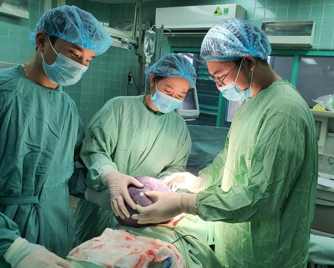 Cắt bỏ khối u nang buồng trứng nặng gần 5 kg