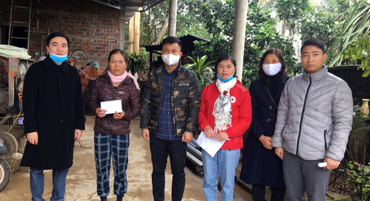 Trao quà cho các hộ gia đình đặc biệt khó khăn tại huyện Lệ Thủy