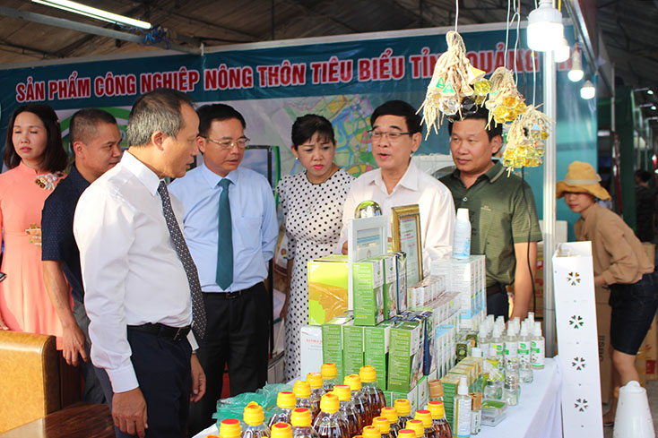 Đẩy mạnh phát triển hoạt động thương mại, dịch vụ