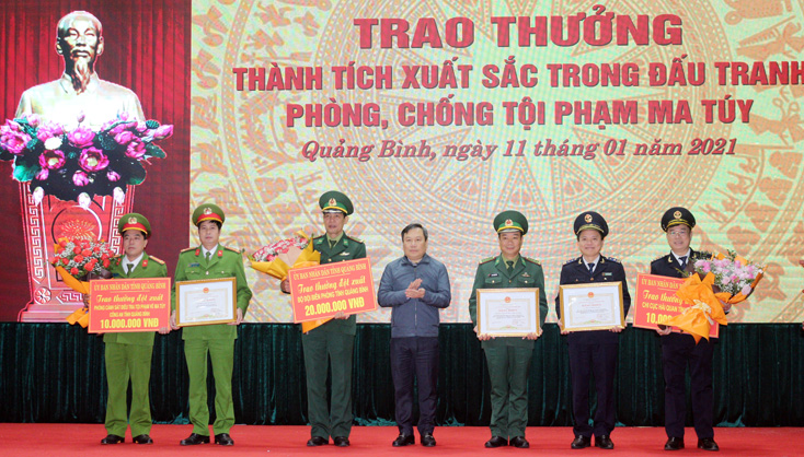 Trao thưởng đột xuất Ban chuyên án triệt phá vụ vận chuyển 13kg ma túy