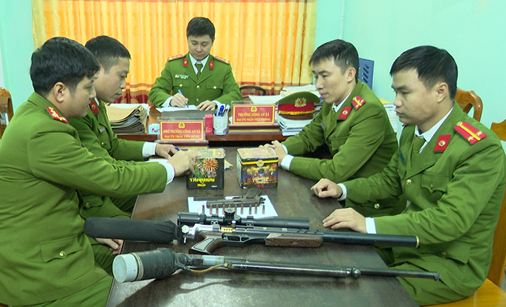 Tiếp nhận 1 khẩu súng quân dụng K54 cùng 10 viên đạn do người dân tự nguyện giao nộp