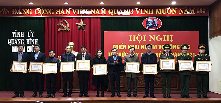 Quan tâm xây dựng đội ngũ cán bộ làm công tác tổ chức xây dựng Đảng theo hướng vừa hồng, vừa chuyên