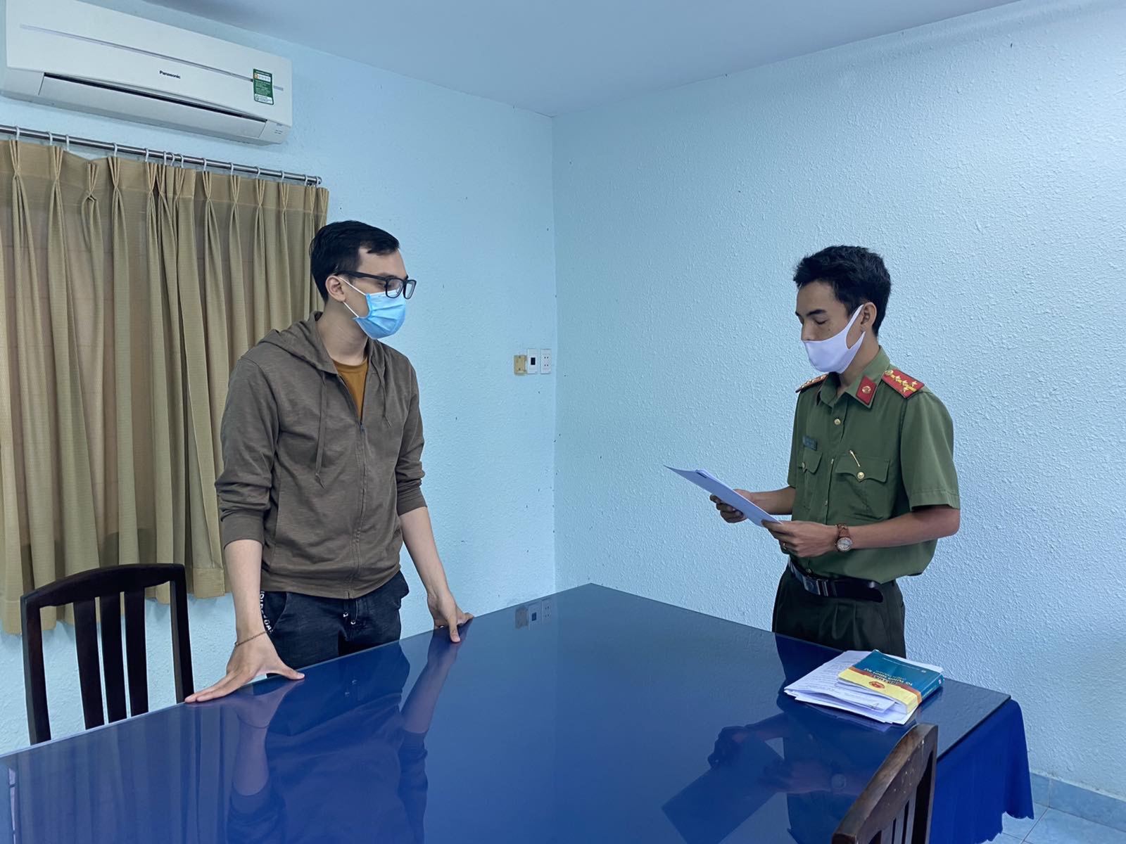 Tống đạt quyết định khởi tố bị can đối với tiếp viên hàng không làm lây lan dịch bệnh COVID-19