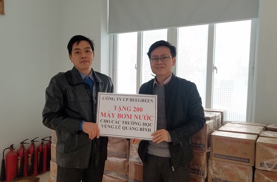 Tặng 200 máy bơm nước cho các trường bị ngập lụt