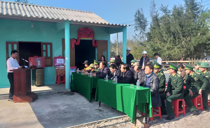 Bàn giao nhà đại đoàn kết cho hộ nghèo